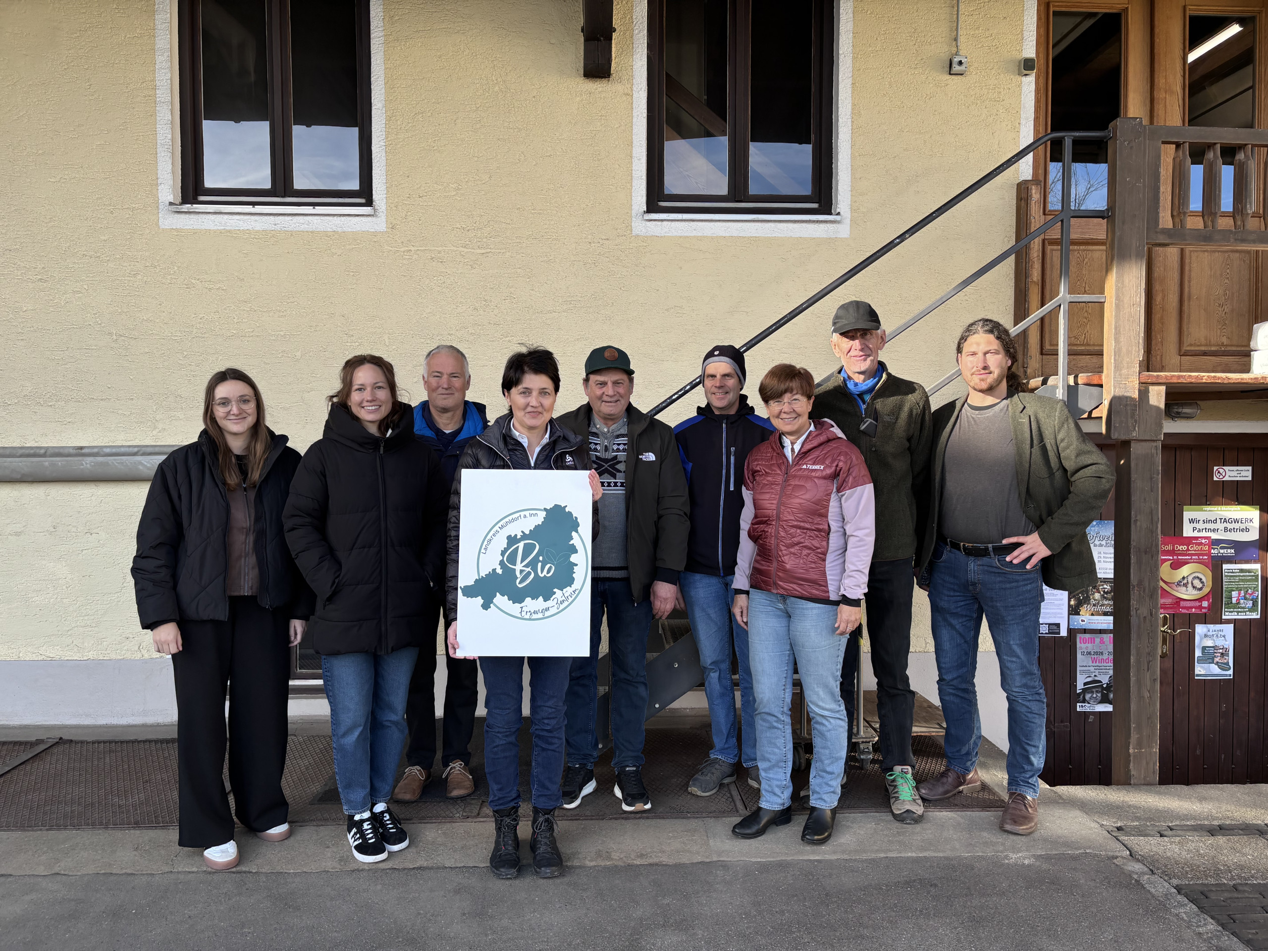 Michaela Linner (Wirtschaftsförderung Landratsamt Mühldorf a. Inn), Lena Koch (Managerin der Öko-Modellregion Mühldorfer Land), Dr. Michael Rittershofer (Manager der Öko-Modellregion Mühldorfer Land), Monika Drax (Drax Mühle), Anton Hanslmeier, Ignaz Gerlmaier (beide Gemeinderäte Rechtmehring), Bürgermeisterin Sissi Schätz (Markt Haag i.OB), Peter Vorderwestner (Gemeinderat Rechtmehring), Bürgermeister Christoph Greißl (Gemeinde Kirchdorf)  