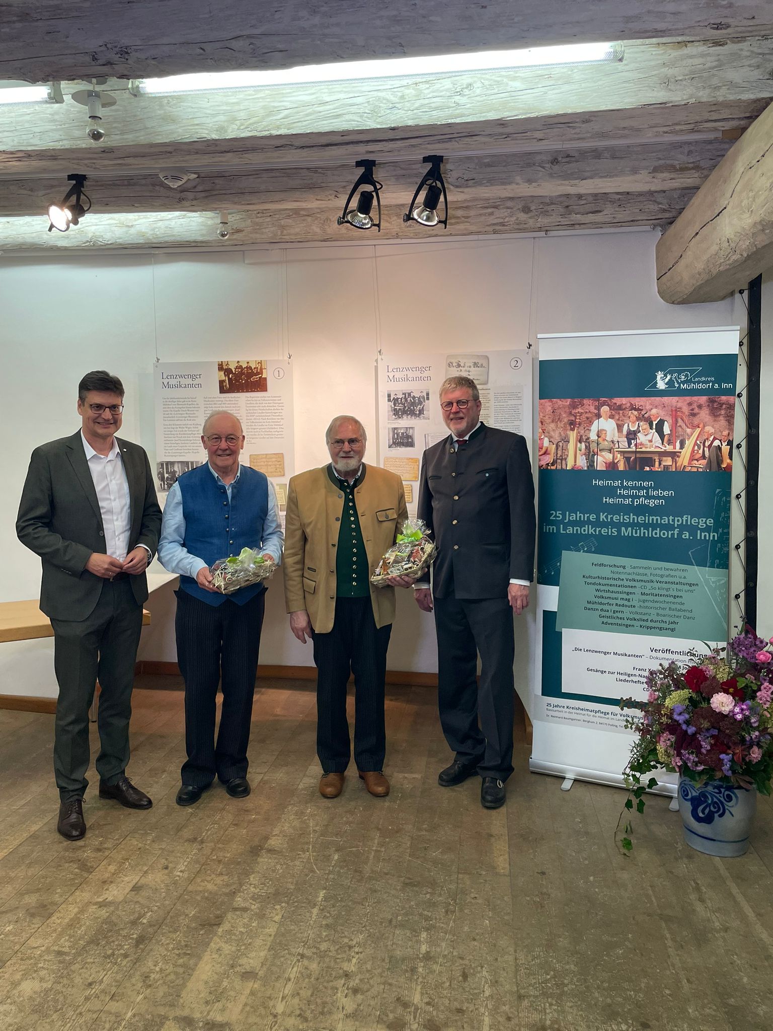 Feierliche Eröffnung der Ausstellung "25 Jahre Kreisheimatpflege im Landkreis Mühldorf a. Inn". Von links nach rechts: Landrat Max Heimerl, Kreisheimatpfleger Reinhard Albert, Kreisheimatpfleger Dr. Reinhard Baumgartner und Dr. Marcel Huber, Staatsminister a.D. 