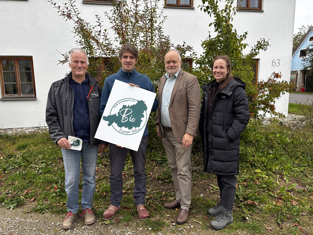 Dr. Michael Rittershofer (Manager der Öko-Modellregion Mühldorfer Land), Alfons Linner (Bio-Landwirt), Bürgermeister Thomas Einwang (Bürgermeistersprecher und Sprecher der Ökomodellregion Mühldorfer Land) und Lena Koch (Managerin der Öko-Modellregion Mühldorfer Land).