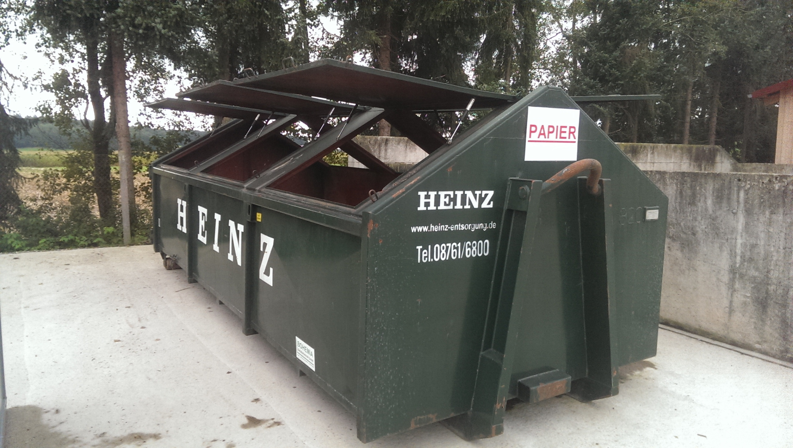 Grüner Container für Papier am Wertstoffhof.