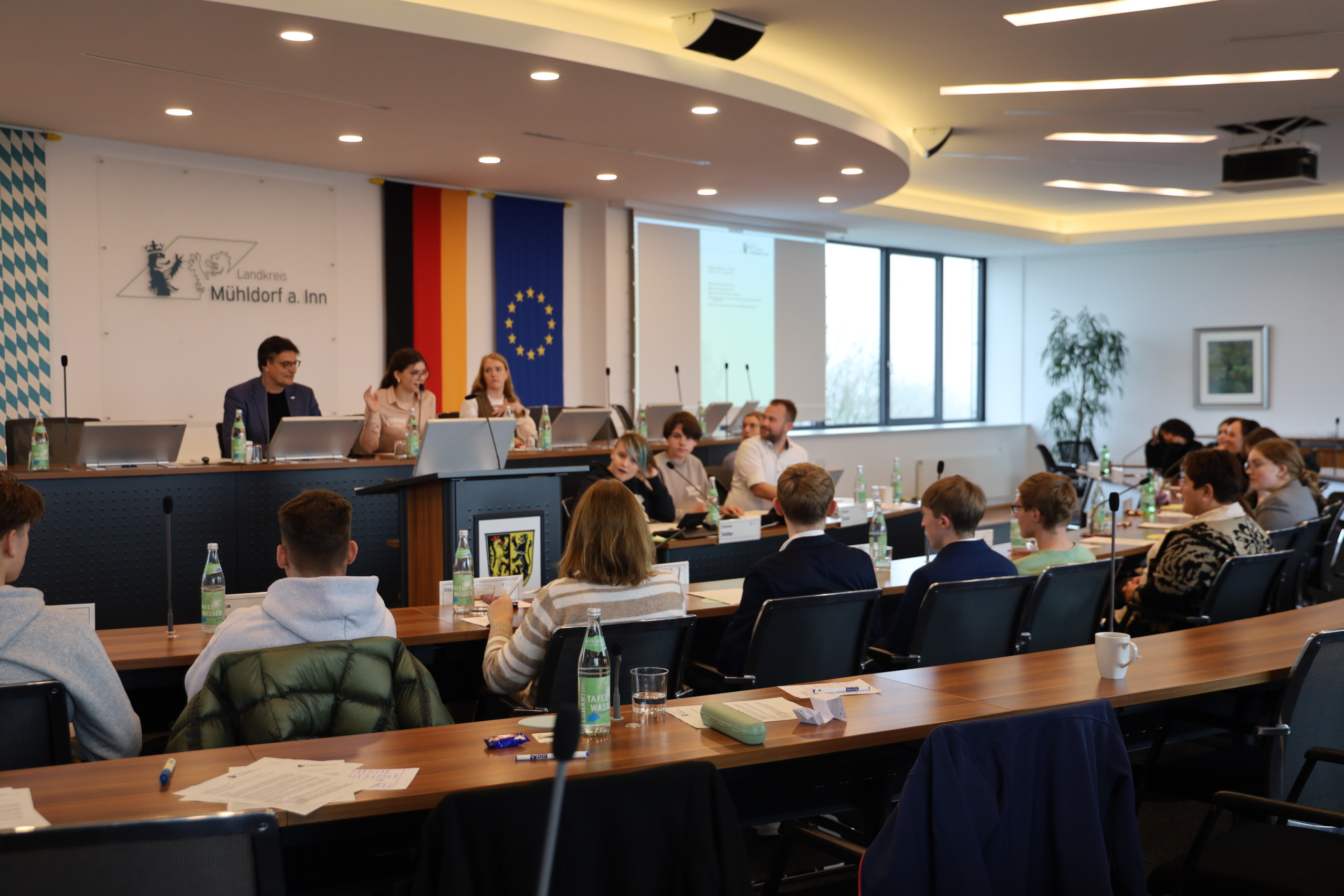 In der Kreistagssitzung diskutierten die Jugendlichen Themen wie wurden ein spezielles ÖPNV-Ticket für Jugendliche, die Nutzung von Wlan durch die Schülerinnen und Schüler auch in den Pausen sowie die Anschaffung einer Umweltstation für den Landkreis.