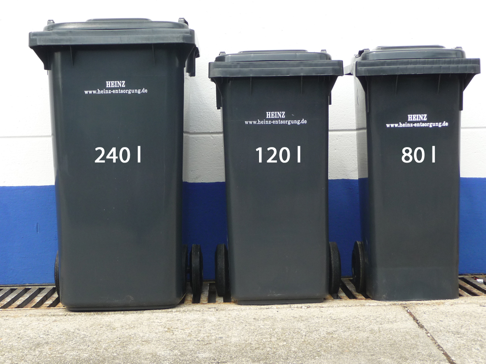 Drei schwarze Restmülltonnen in den Größen 80 l, 120 l, 240 l.