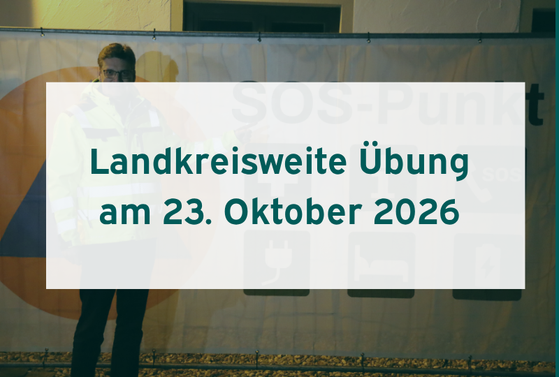 Deckblatt mit der Aufschrift "Landkreisweite Übung am 23. Oktober 2026" auf weißen Hintergrund. Dahinter ist ein Foto vom Landrat beim letzten SOS-Punkt