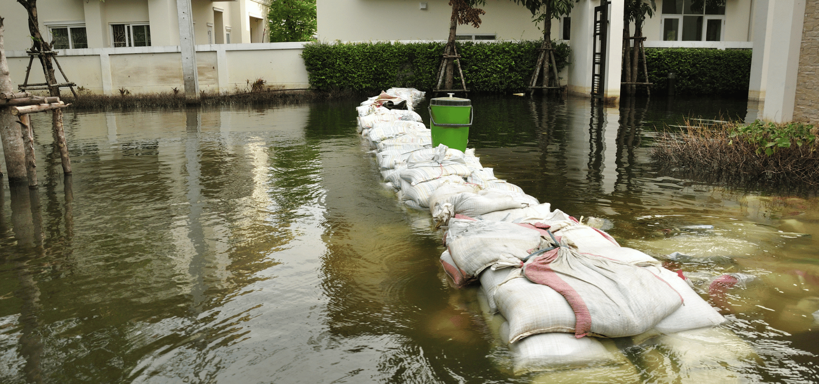 Überschwemmung und Sandsäcke