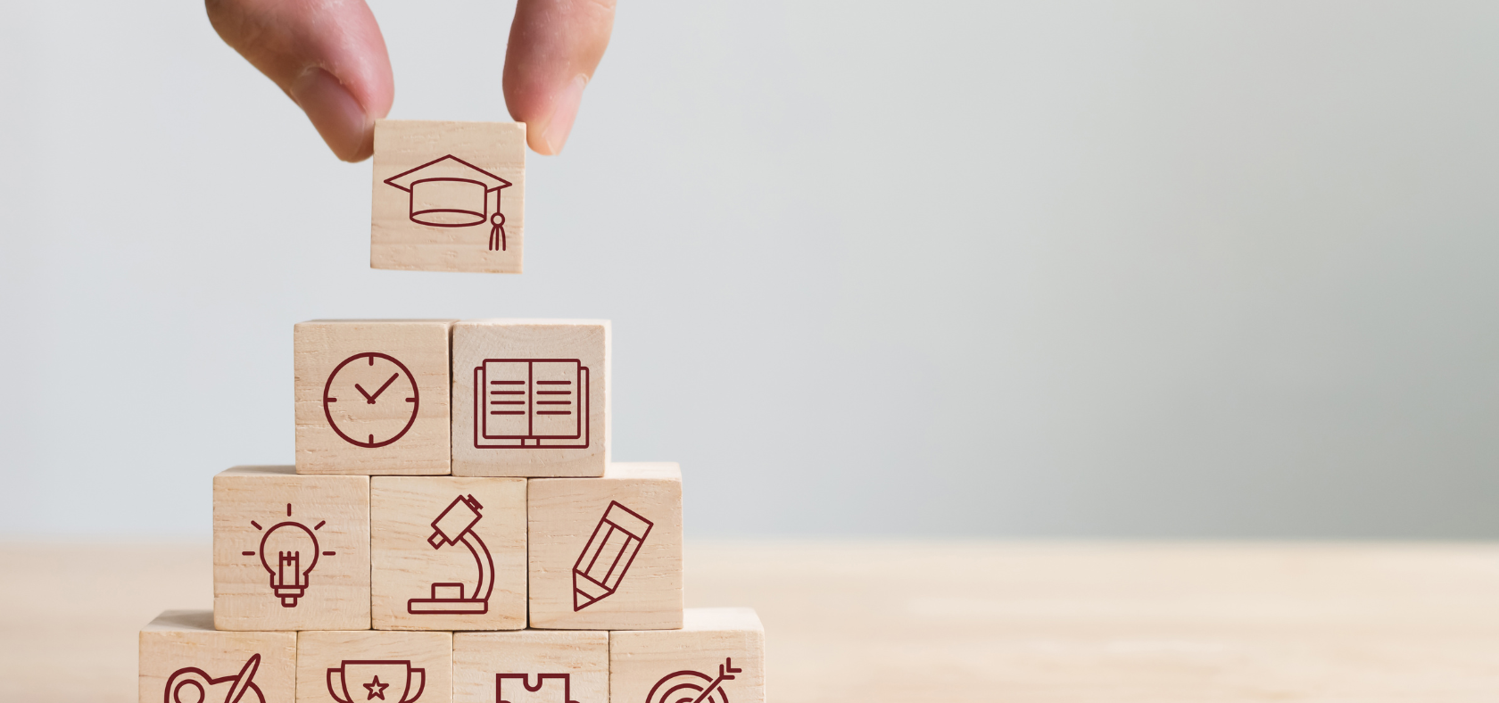 Aufeinandergestapelte Würfel mit verschiedenen Symbolen