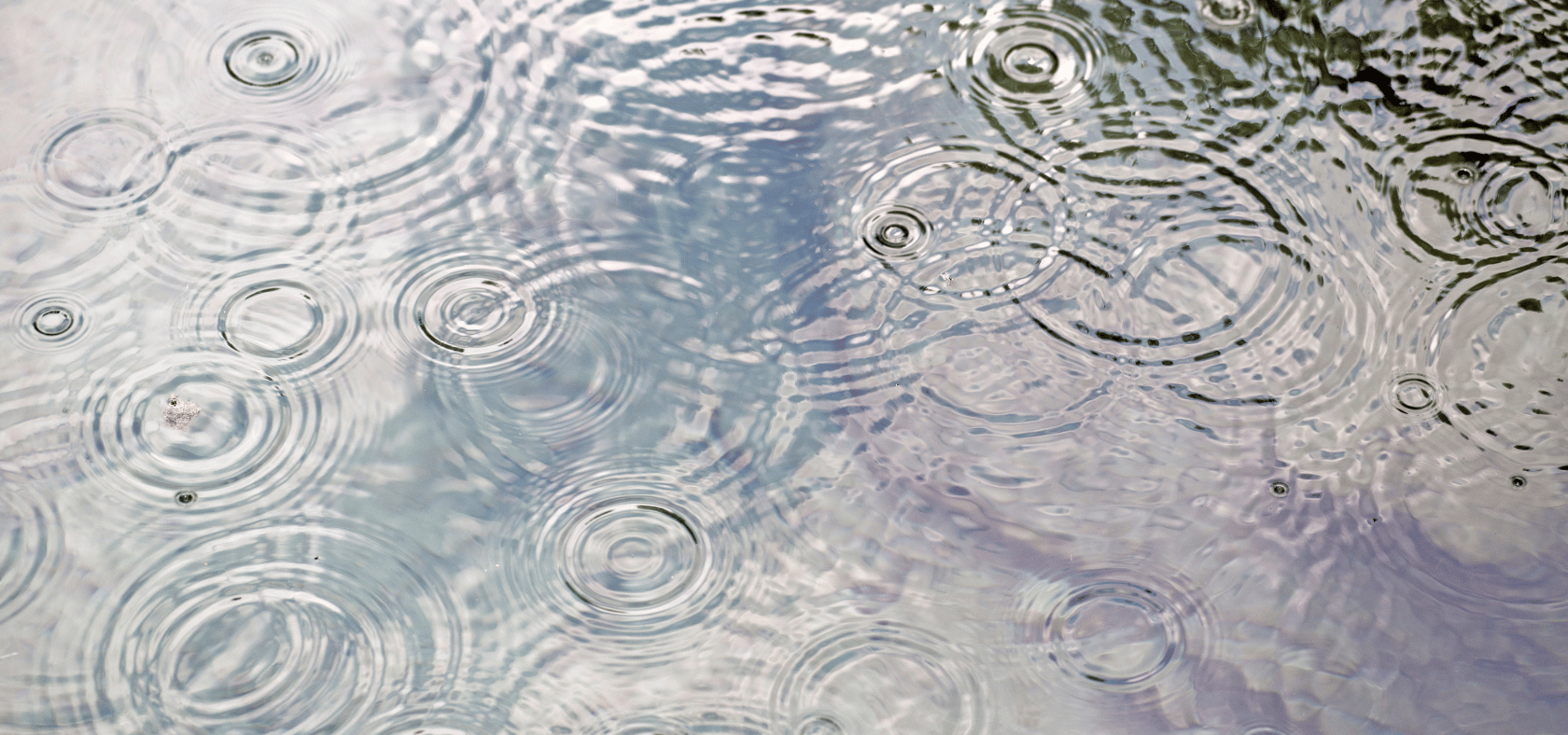 Wasseroberfläche mit Regentropfen