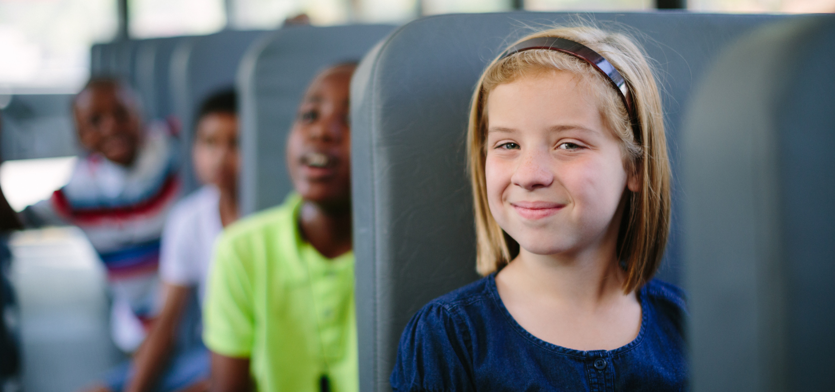 Schülerinnen und Schüler im Bus