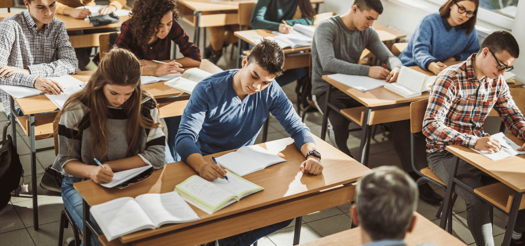 Verschiedene Menschen in der Schule