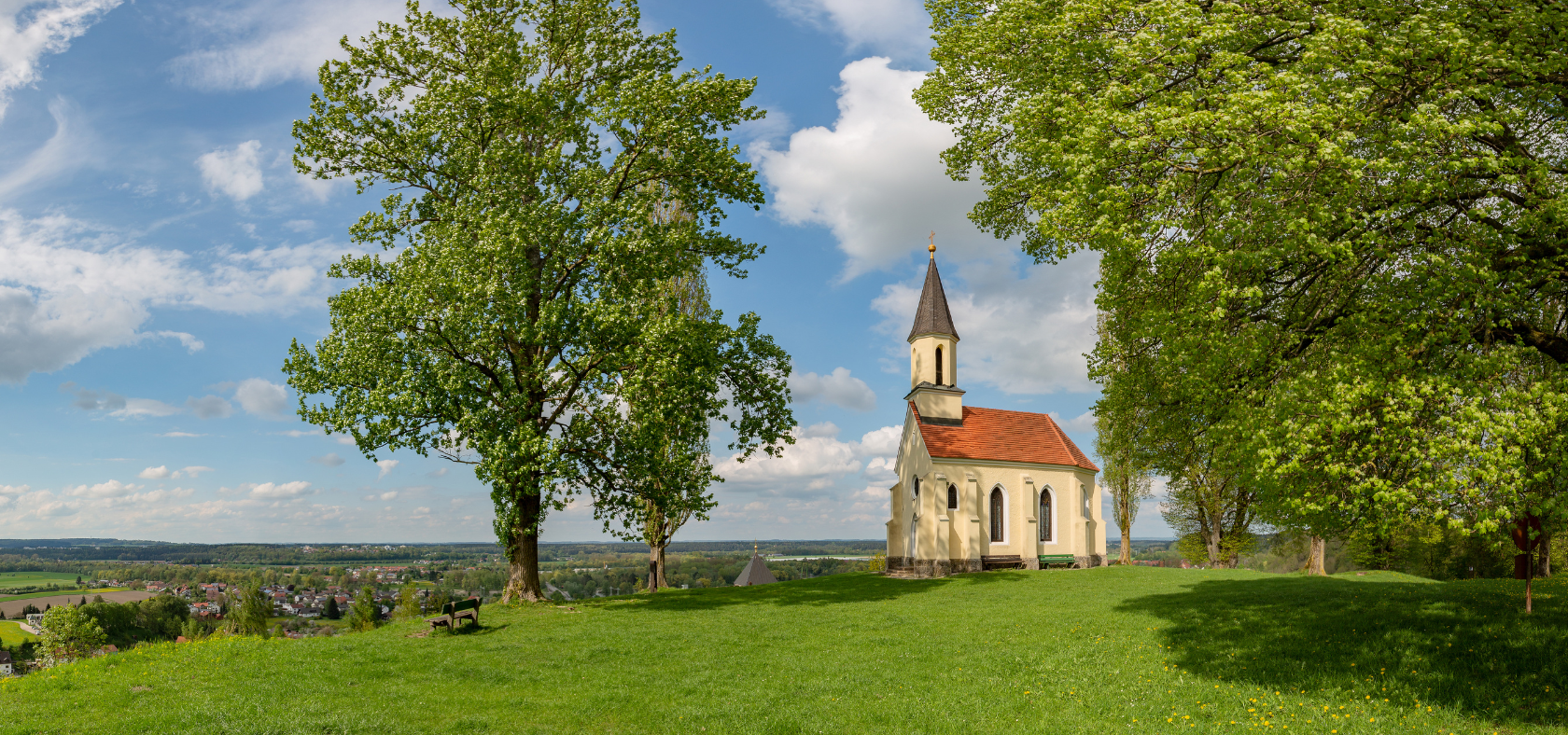 Schlosskapelle Kraiburg, Kapelle auf einem Berg im Grünen