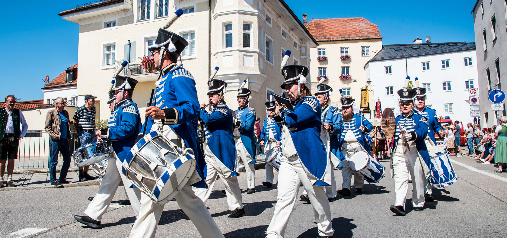 Musikkapelle marschiert beim Trachtenumzug aus Mühldorfer Stadtmitte aus