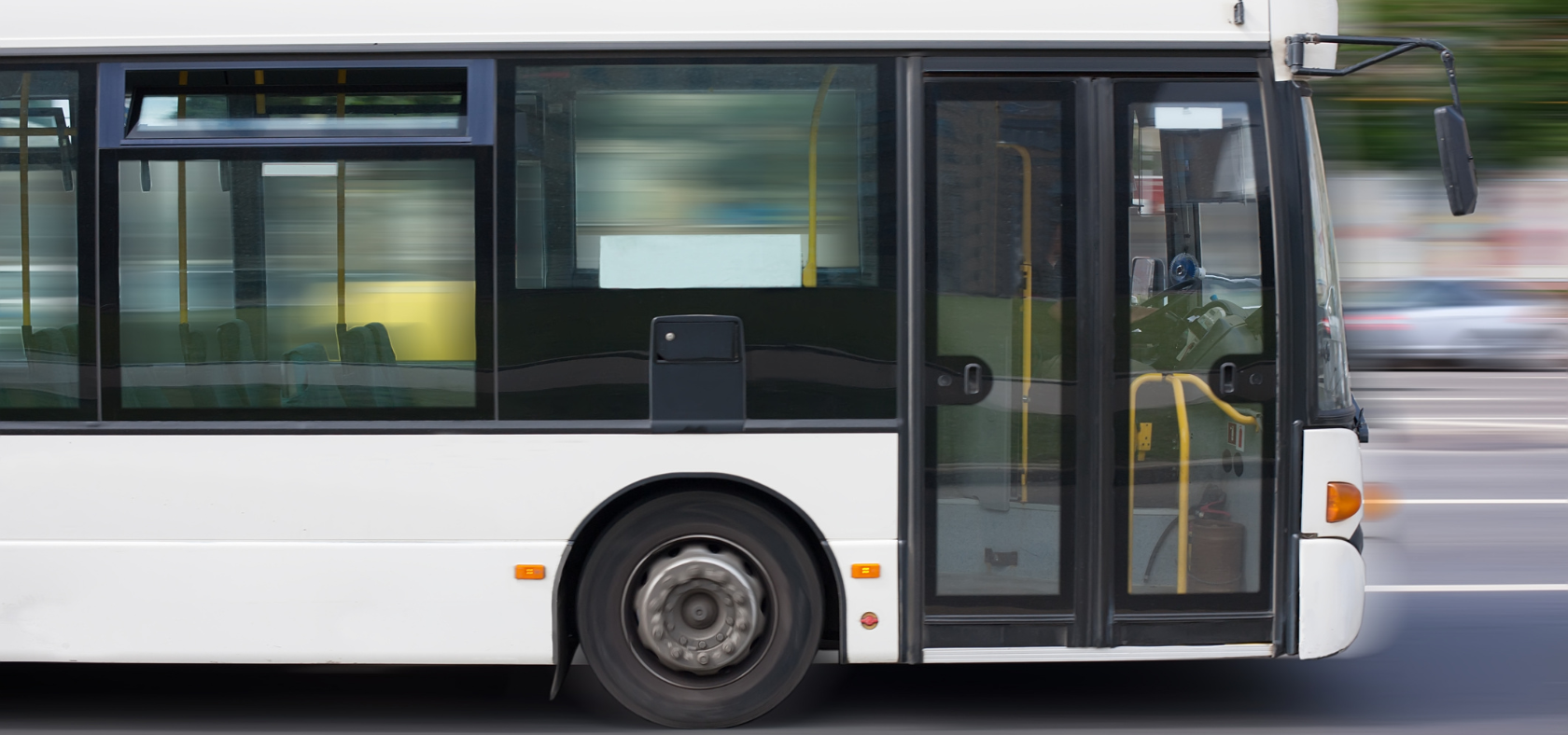 weißer Bus während der Fahrt
