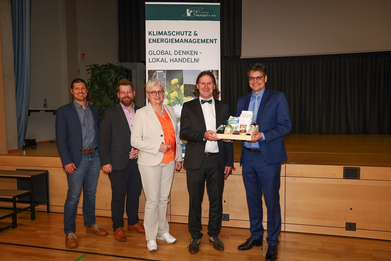 Klimaschutzmanager Christoph Mayerhofer, Wirtschaftsförderer Thomas Perzl gemeinsam mit der Zweiten Bürgermeisterin der Kreisstadt Mühldorf, Ilse Preisinger-Sontag, Zukunftsexperten Professor Dipl.-Ing. Timo Leukefeld und Landrat Max Heimerl