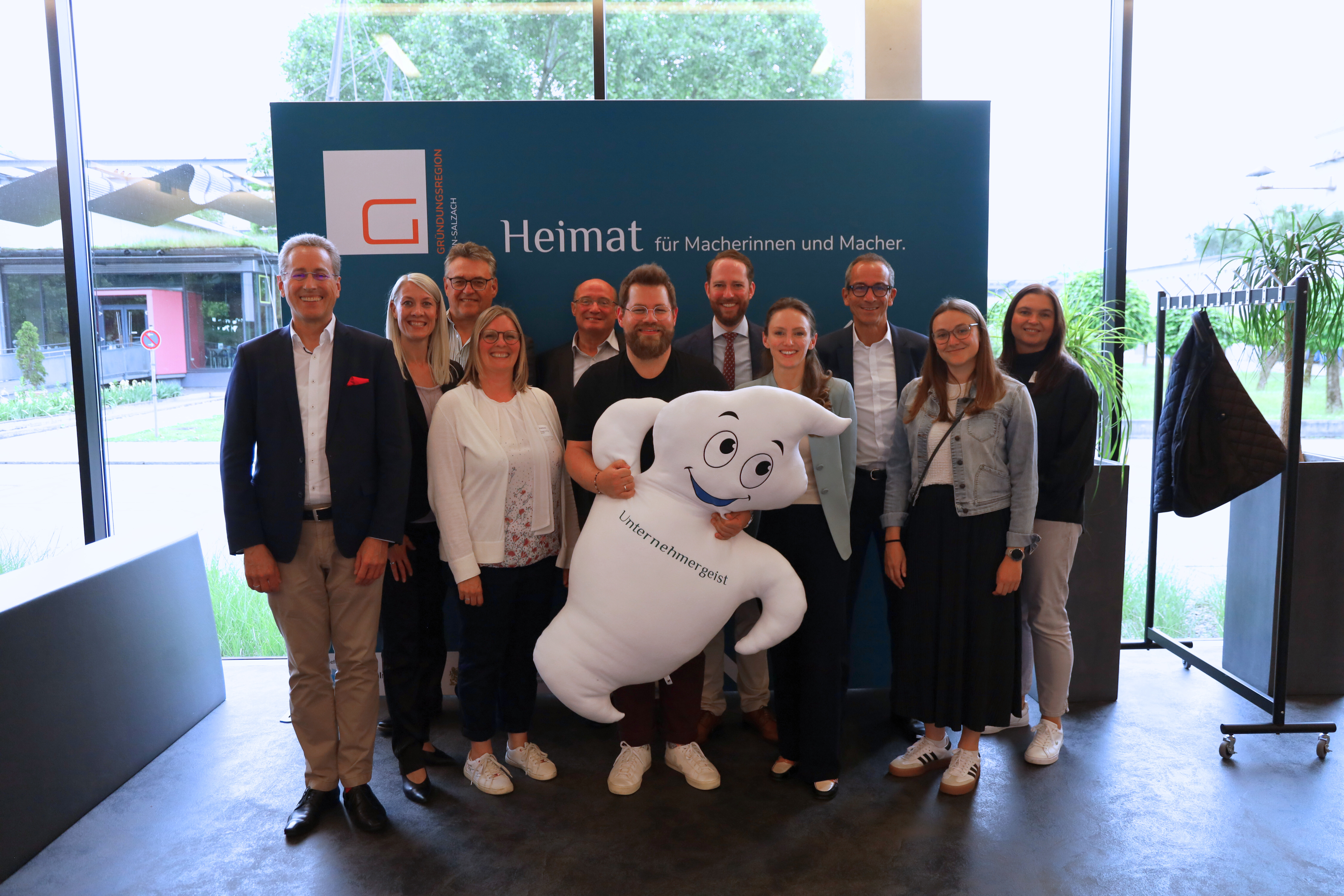 Bild von links nach rechts: Reinhold Wanner (Wanner GmbH), Anja Schultheiß (Sparkasse Altötting-Mühldorf), Roland Meier (Handwerkskammer für München und Oberbayern), Beate Küblbeck (Regionalmanagement Inn-Salzach), Markus Neuner (Industrie- und Handelskammer für München und Oberbayern), Thomas Perzl (Wirtschaftsförderer Landkreis Mühldorf a. Inn), Dr. Thomas Müller (Kanzlei Dr. Thomas Müller) Dr. Chiara Balbinot (Dissmann Orth), Wolfgang Waldinger (Industrie- und Handelskammer für München und Oberbayern), Michaela Linner (Wirtschaftsförderung Landkreis Mühldorf a. Inn), Kerstin Kullnigg (Industrie- und Handelskammer für München und Oberbayern).
