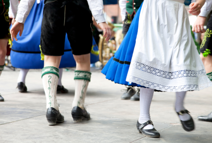 Tanzende Beine von Jungen und Mädchen in Tracht