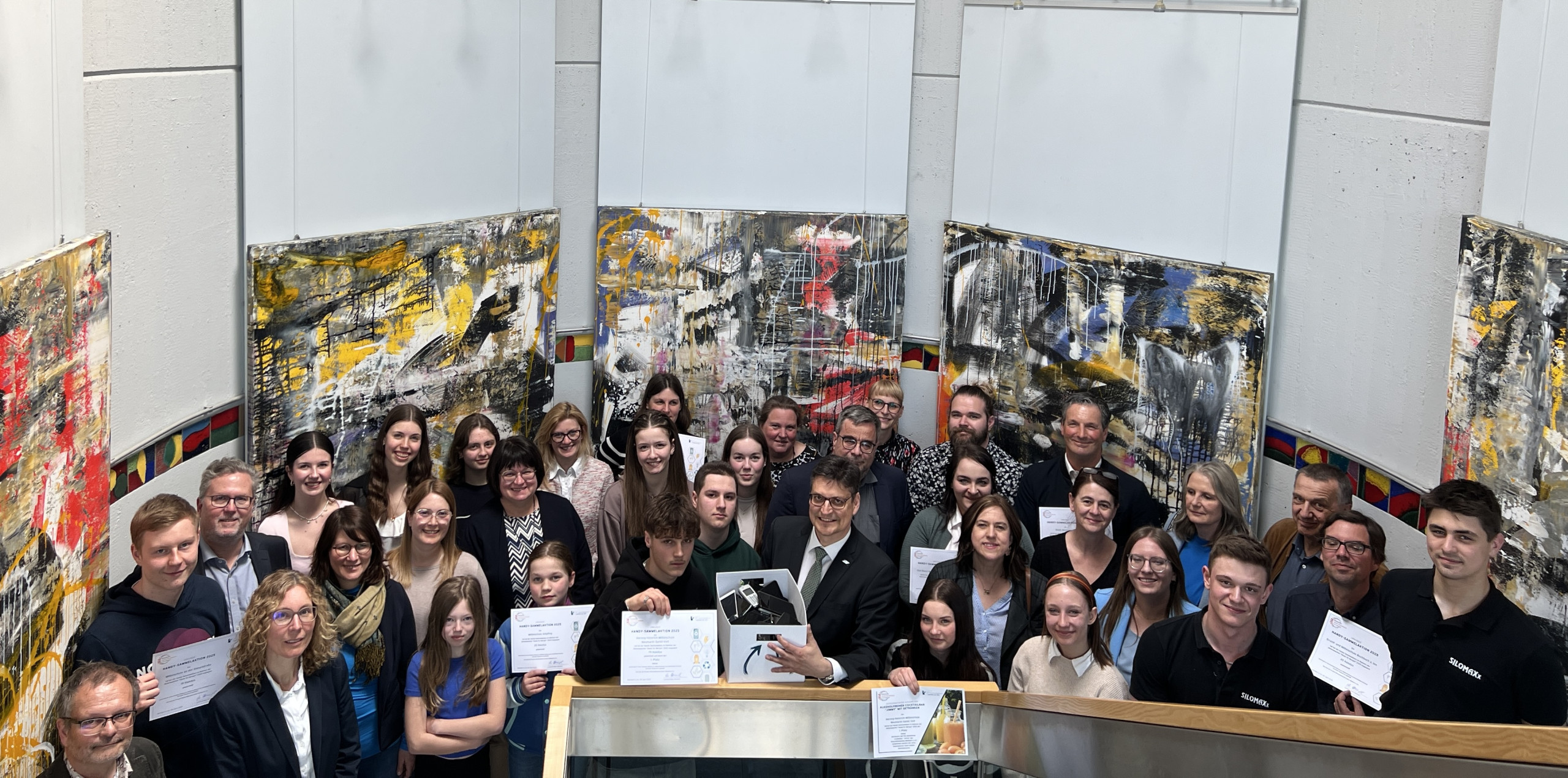 Schülerinnen und Schüler aus dem Landkreis Mühldorf a. Inn sammelten insgesamt 775 Alt-Handys.