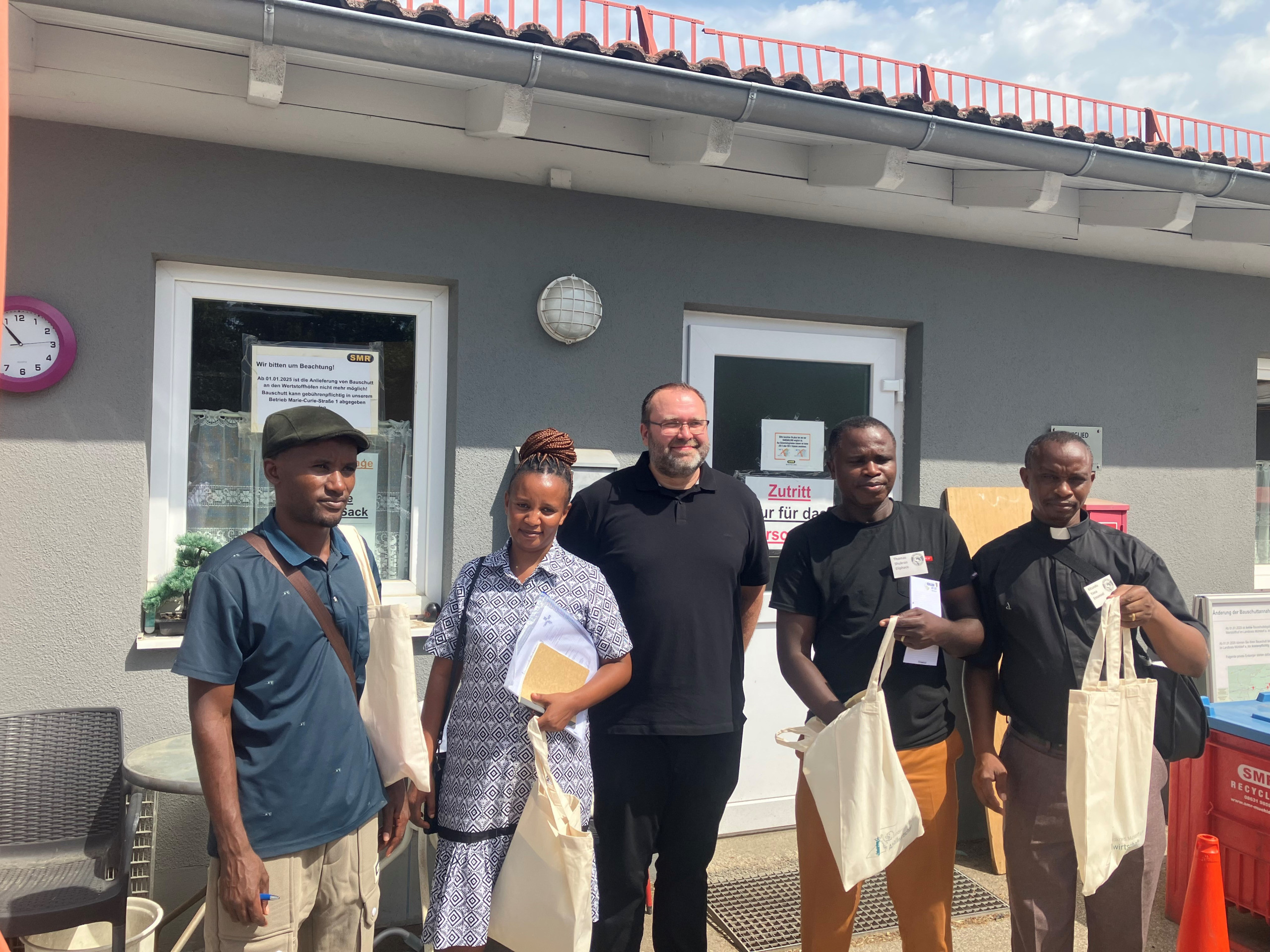 Die Gruppe aus Tansania erhielt eine Führung am Wertstoffhof durch den Abfallberater Andreas Stenger.