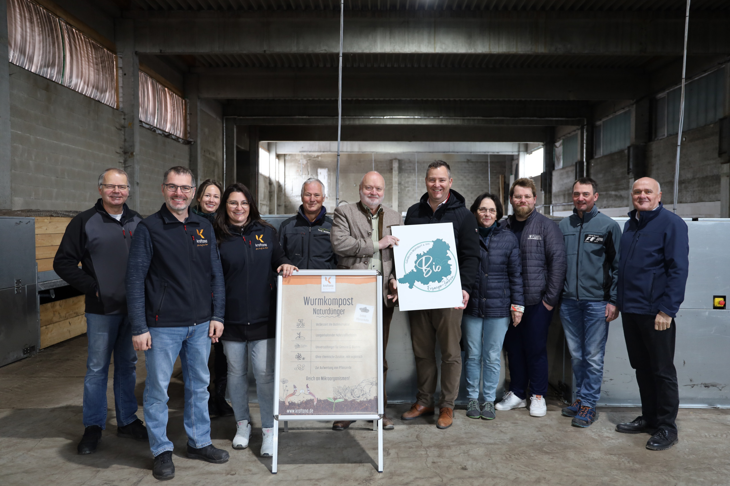 v.l.n.r. Hans Söhl (Metallbauer), Robert Söll (Mitinhaber), Lena Koch (Managerin der Öko-Modellregion Mühldorfer Land), Eleonore Söll (Mitinhaberin), Michael Rittershofer (Manager Öko-ModellregionMühldorfer Land), Thomas Einwang (Bürgermeistersprecher), Christian Weyrich (Bürgermeister Aschau a. Inn), Maria Maier (Bürgermeisterin Jettenbach), Thomas Perzl (Wirtschaftsförderer des Landkreises Mühldorf a. Inn), Rupert Höpfinger (Referent für Landwirtschaft und Umwelt), Thomas Stark (Bürgermeister Maitenbeth)