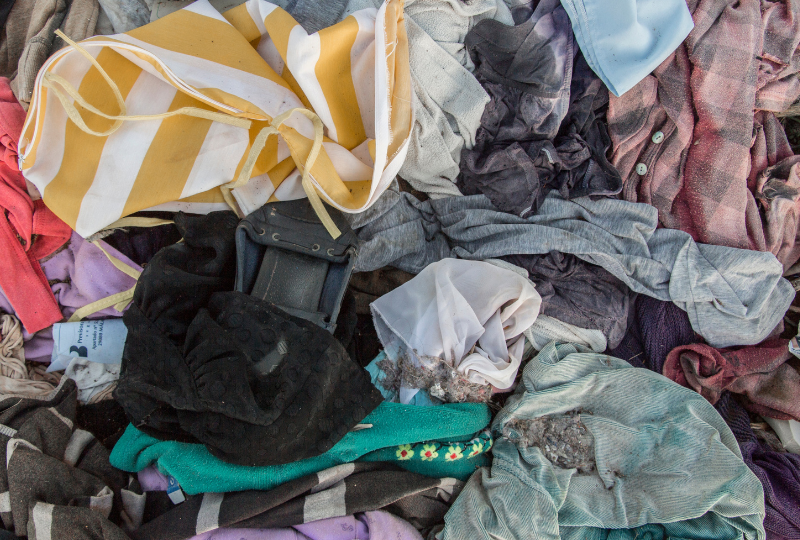 Alte Kleider liegen verstreut auf dem Boden