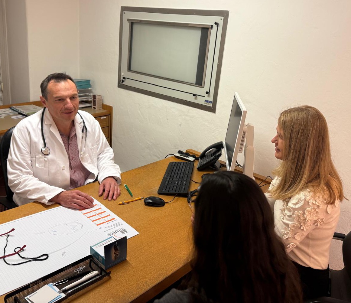 Eine Dolmetscherin hilft beim Beratungsgespräch mit einem Arzt. Eine Dolmetscherin hilft beim Beratungsgespräch mit einem Arzt.