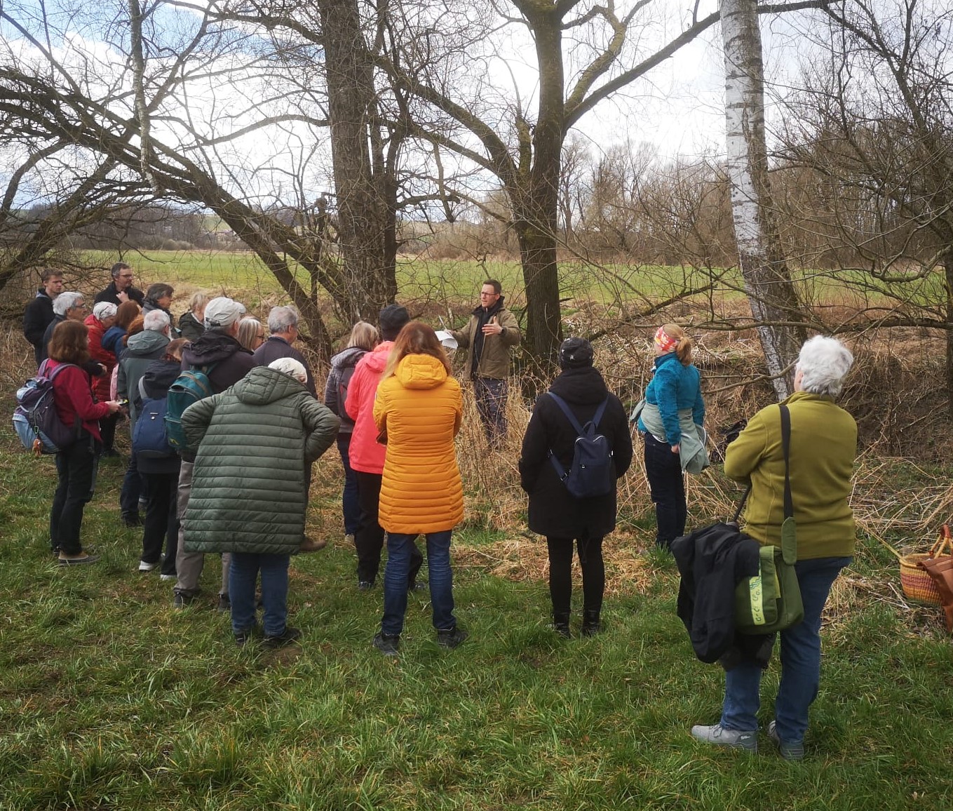 Menschen in der Natur versammelt