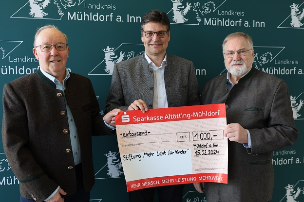 Kreisheimatpfleger Reinhard Albert (links) und Dr. Reinhard Baumgartner (rechts) übergeben offiziell den Spendenscheck für die "Mehr Licht für Kinder"-Stiftung an Landrat Max Heimerl (Mitte). 