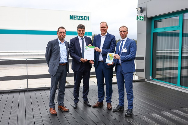 Johann Vetter (Direktor Integriertes Qualitätsmanagement Netzsch Pumpen & Systeme GmbH), Landrat Max Heimerl, Jens Heidkötter (CFO Netzsch Pumpen & Systeme GmbH) und Bürgermeister Robert Pötzsch.