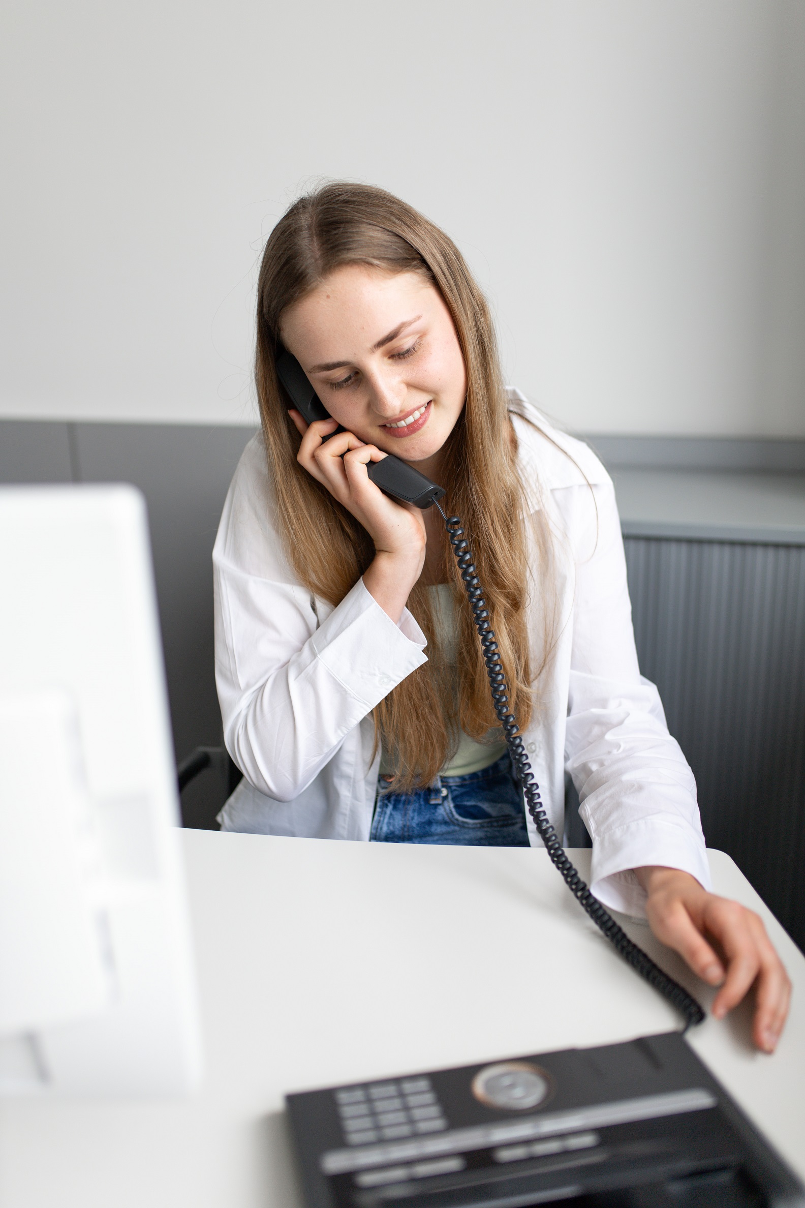 Auszubildende beim Telefonieren