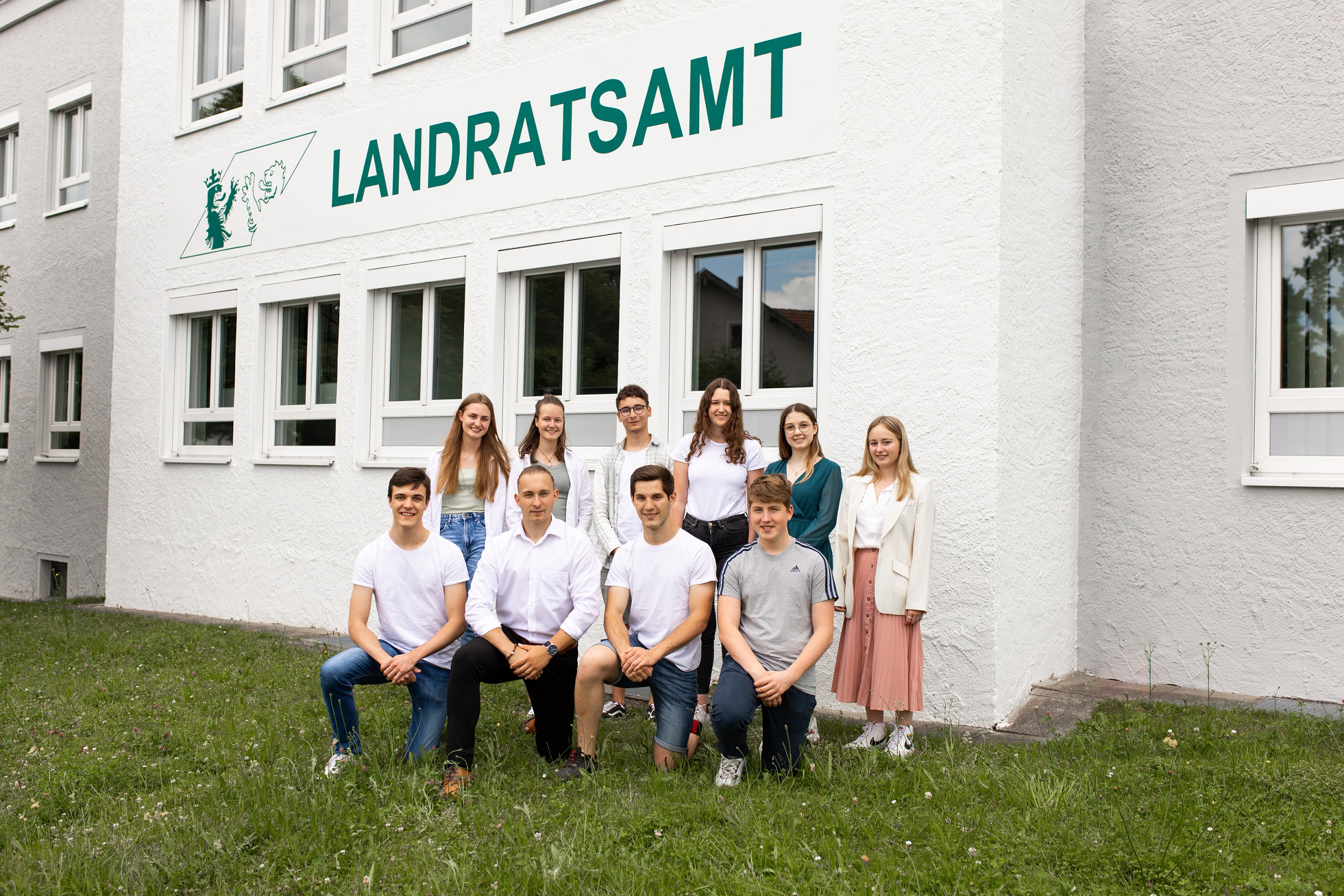 Azubis des Landratsamts vor dem Landratsamt