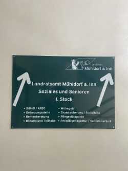 Schild in den ersten Stock der Außenstelle Soziales und Senioren in der Schillerstr. 33