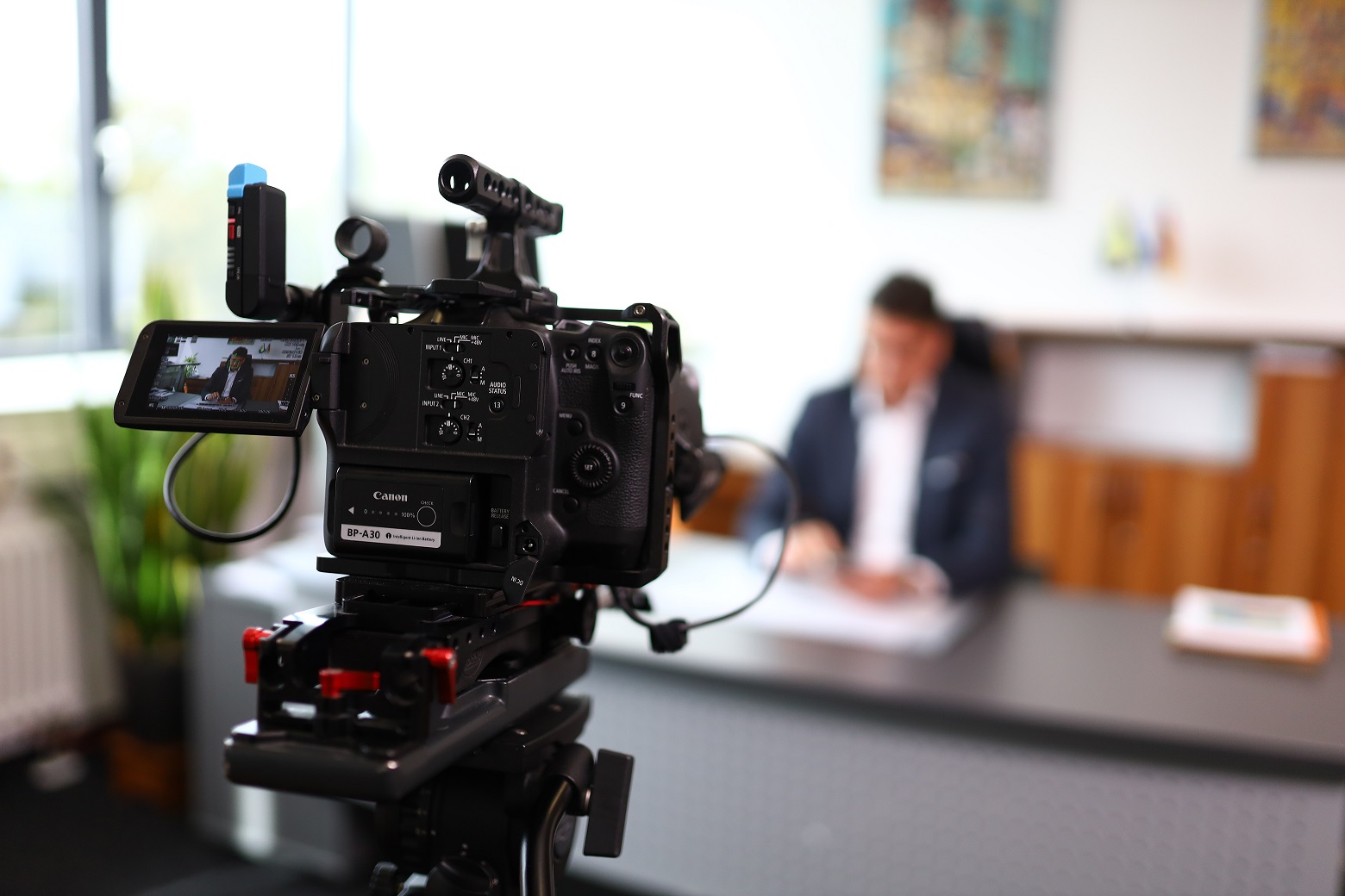 Das Bild zeigt eine Videoaufnahme von Landrat Max Heimerl