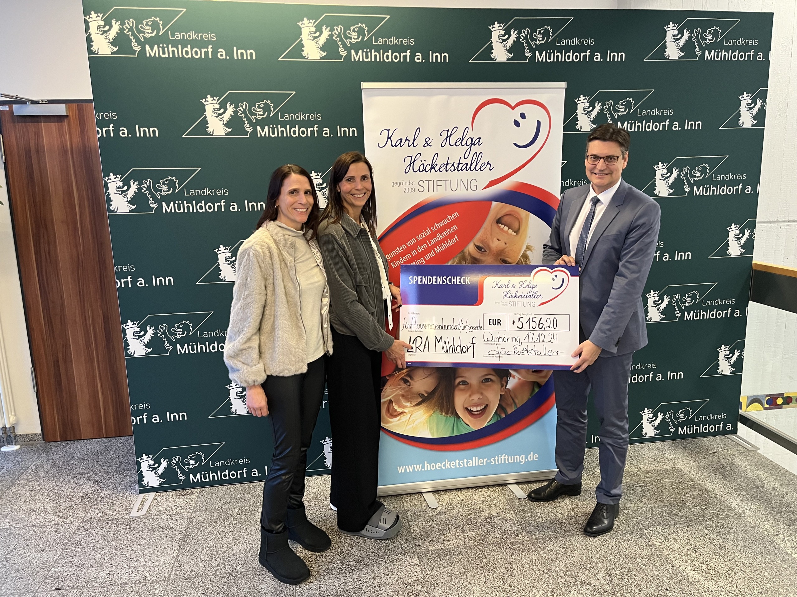 Sandra Jung (stellvertretende Vorsitzende der Karl & Helga Höcketstaller Stiftung), Petra Höcketstaller (Vorsitzende) und Landrat Max Heimerl