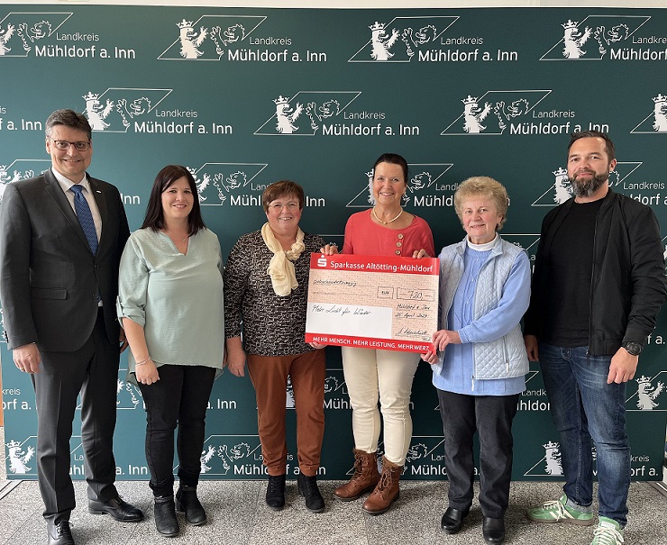 Bei der Scheckübergabe (von links nach rechts): Landrat Max Heimerl, Christina Zeilinger, Gerti Mittermaier, Andrea Schuhbeck (Vorsitzende) und Bärbel Bernhart vom Pfarrgemeinderat Taufkirchen, Mattias Ettinger vom Jugendamt. 