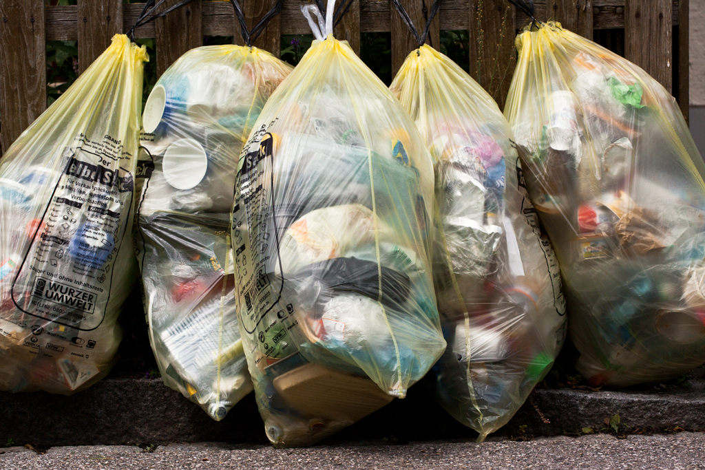 Gelbe Säcke Fünf befüllte gelbe Säcke.