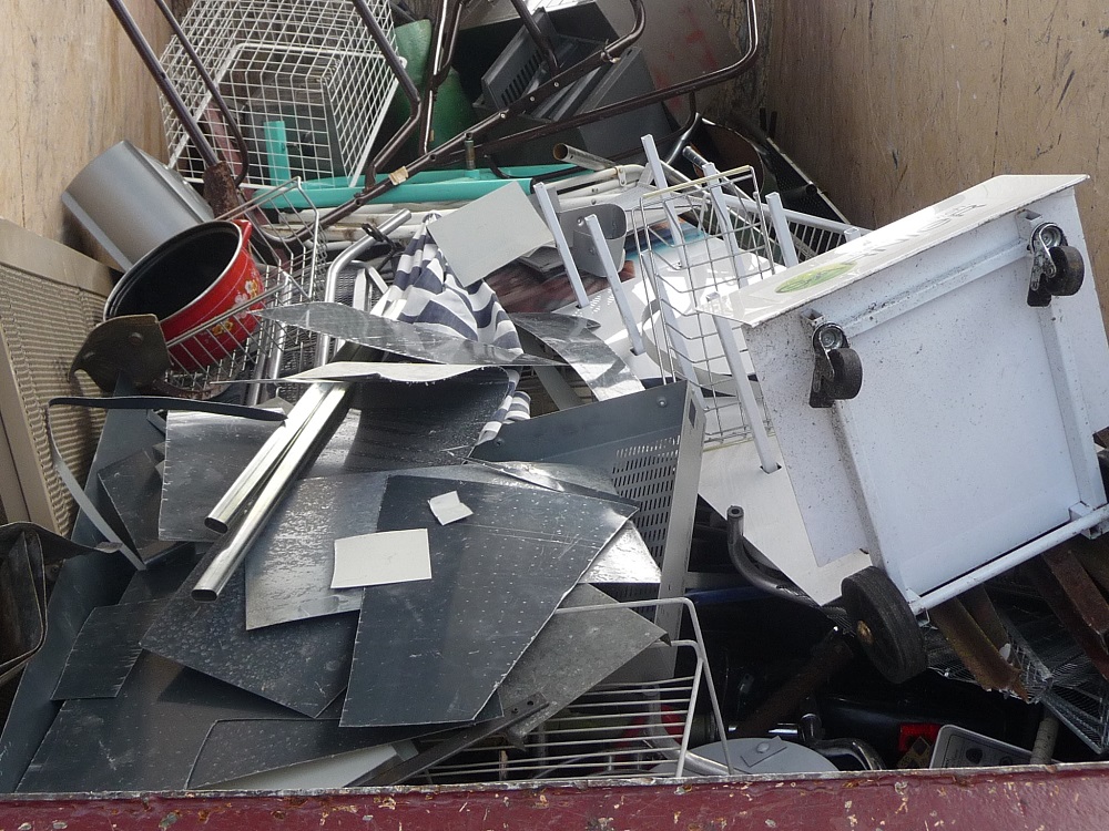 Container mit Gegenständen aus Metall, wie z. B. Wäscheständer, Töpfe, Pfannen, Gitterkörbe.