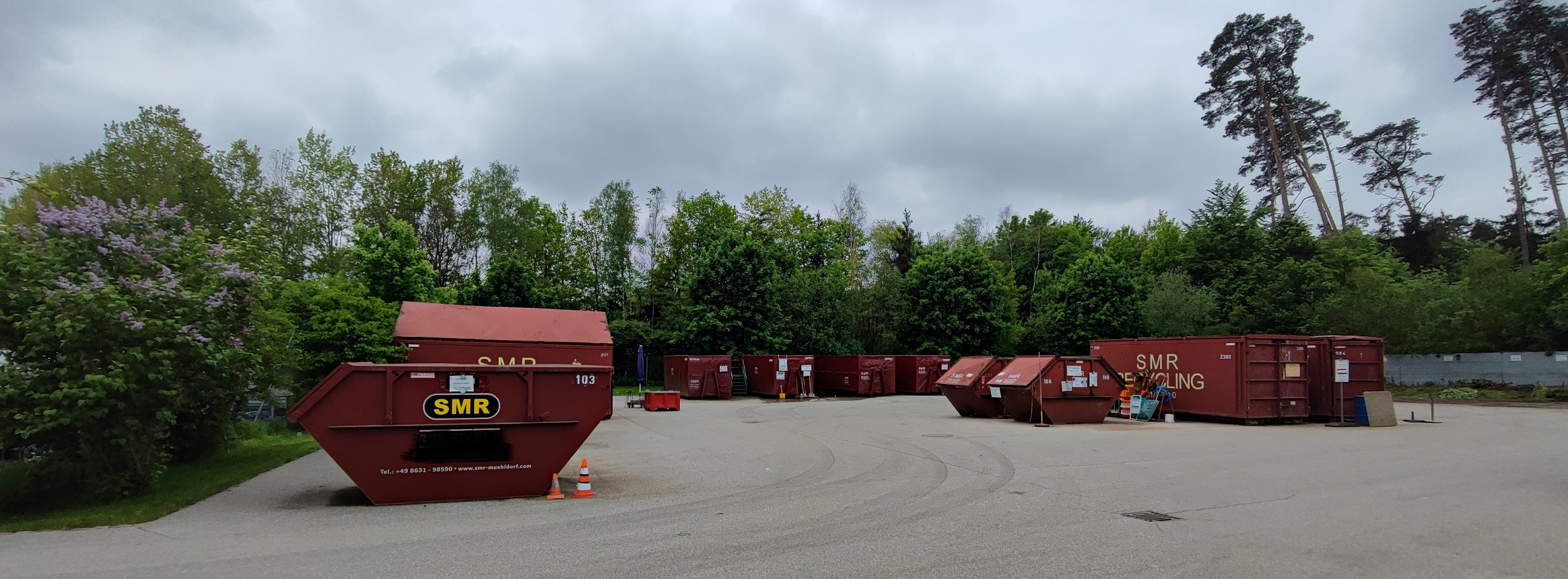 verschiedene Container zur Entsorgung von Wertstoffen