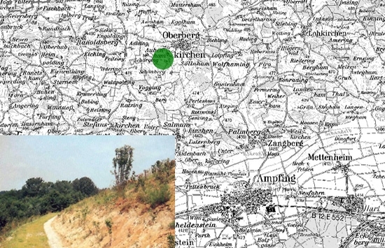 Topographische Karte mit grün markiertem Standort, links unten Foto Hangweg in der Tertiärwelt, im Hintergrund Wald