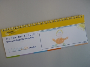 Foto des Elternratgebers Fit für die Schule mit Zeichnung eines Kindes. 