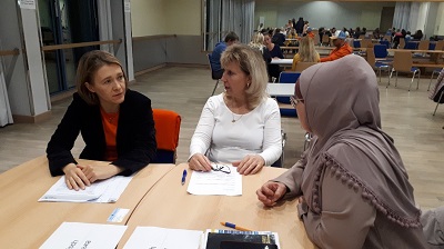 Die Integrationslotsen Katja Nedilko und Tatjana Martel bei der Beratung einer Mutter in Waldkraiburg.